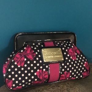 Betseyville Clutch